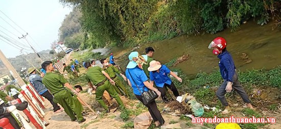 Chi đoàn khối cảnh sát điều tra, công an huyện Thuận Châu phối hợp đoàn xã Chiêng Ly ra quân tháng thanh niên