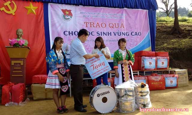 Tin bài Chương trình tình nguyện trao quà của Huyện đoàn vĩnh Tường, tỉnh Vĩnh Phúc cho học sinh vùng cao xã Pá Lông, huyện Thuận Châu