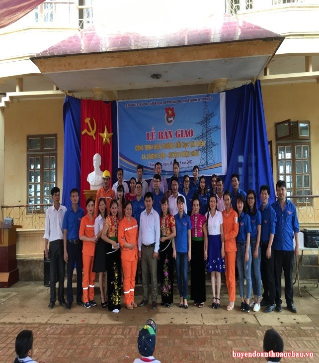 Bàn giao công trình điện cho trường Tiểu học  Tịm Khem, xã Chiềng Bôm