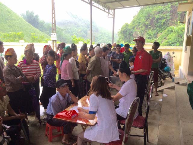Chi đoàn Trung tâm y tế tổ chức khám bệnh, tư vấn sức khỏe,  cấp phát thuốc miễn phí tại 02 xã Chiềng Ngàm, Nong Lay