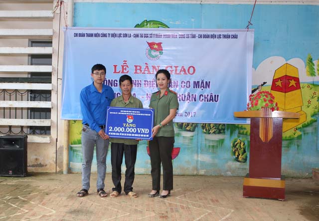 Cụm thi đua số V - Đoàn thanh niên Công an tỉnh Sơn La, Chi đoàn điện lực Thuận Châu trao tặng, hỗ trợ mua sách vở cho học sinh nhân dịp năm học mới tại Lễ bàn giao Công trình điện sinh hoạt.