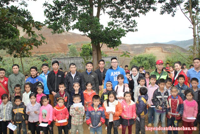 Tin bài Chương trình tình nguyện trào quà của Câu lạc bộ Cùng em vững bước cho học sinh vùng cao xã Mường Bám, huyện Thuận Châu