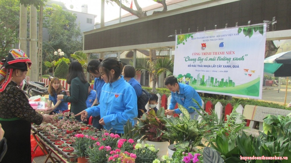 Huyện đoàn Thuận Châu thực hiện công trình thanh niên:  “ Chung tay vì môi trường xanh – Đổi rác thải nhựa lấy cây xanh, quà”